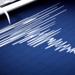 Endonezya'da 7,7 b&uuml;y&uuml;kl&uuml;ğ&uuml;nde şiddetli deprem! Tsunami alarmı verildi