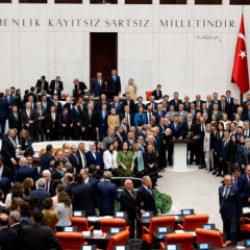 TBMM'de tarihi g&uuml;n! Ter&ouml;rs&uuml;z T&uuml;rkiye yasası kabul edildi: Siyasilerden ilk a&ccedil;ıklamalar