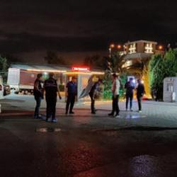 K&uuml;&ccedil;&uuml;k&ccedil;ekmece'de kafede silahlı saldırı: 2 yaralı
