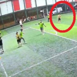 Avcılar'da ma&ccedil; yaparken fenalaşan gen&ccedil; hastanede hayatını kaybetti