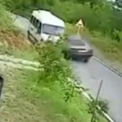 Zonguldak'ta iş&ccedil;i servisiyle otomobil kafa kafaya &ccedil;arpıştı!
