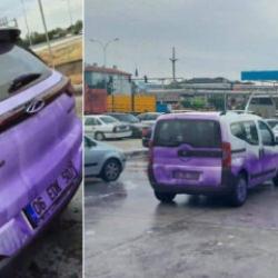 Otomobiller mora boyandı: Yola d&ouml;k&uuml;len boya ara&ccedil; sahiplerini &ccedil;ıldırttı!