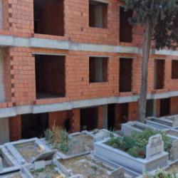Avcılar&rsquo;da g&ouml;renleri şaşkına &ccedil;eviren g&ouml;r&uuml;nt&uuml;! Yeni binalar mezarlıkla adeta i&ccedil; i&ccedil;e