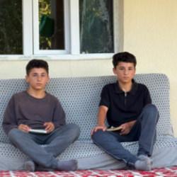 Hakkari'de gururlandıran başarı! İkizler, tek odalı evde fen lisesi kazandı