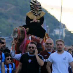 Salah sevgisi sınır tanımıyor; deveyle ma&ccedil;a geldi