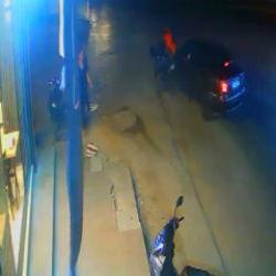 Adana'da dehşet anı: Otomobil ile &ccedil;arpışan motosikletteki 2 kişi yola savruldu