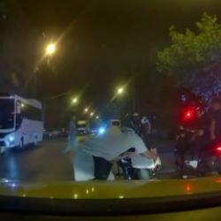 Denizli'de kural tanımayan s&uuml;r&uuml;c&uuml; faturasını ağır &ouml;dedi!