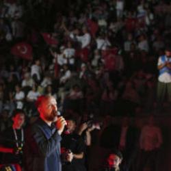 Bilal Erdoğan, T&Uuml;GVA Yaz Okulları İzmir Finali&rsquo;nde &ldquo;Kardan Aydınlık&rdquo; ezgisini seslendirdi