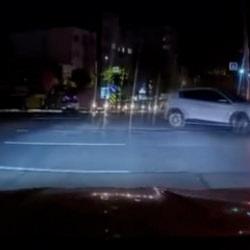 Bursa'da kırmızı ışıkta ge&ccedil;en otomobil motosiklete &ccedil;arptı