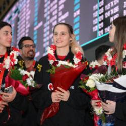 D&uuml;nya ikincisi milliler yurda d&ouml;nd&uuml;! Havalimanında duygusal karşılama