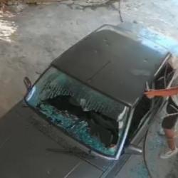Mersin'de eski sevgili vahşeti: Otomobili satır ve bı&ccedil;akla delik deşik etti!