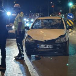 Eskişehir'de otomobil ile motosiklet &ccedil;arpıştı: Yaralılar var