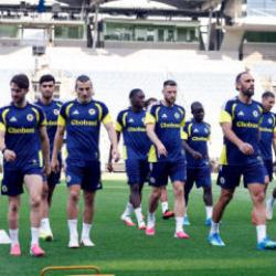 Fenerbah&ccedil;e&rsquo;ye piyango vurdu! Taraftarların bile adını unuttuğu isme s&uuml;rpriz talip