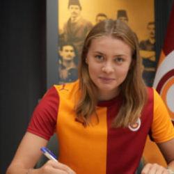 Galatasaray orta sahasını g&uuml;&ccedil;lendirdi! Polonyalı yıldız imzayı attı