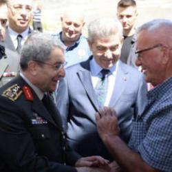 Genelkurmay Başkanı Bayraktaroğlu cuma namazı &ccedil;ıkışı vatandaşlarla sohbet etti