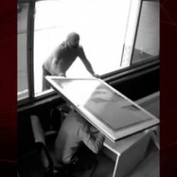 G&uuml;lerek başladı panikle bitti: Yaslandığı cam arkadaşının kafasında patladı!