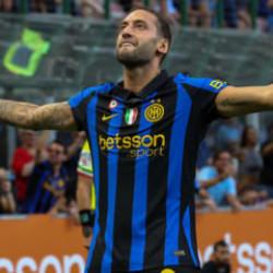  Hakan &Ccedil;alhanoğlu perdeyi a&ccedil;tı! Inter farklı kazandı