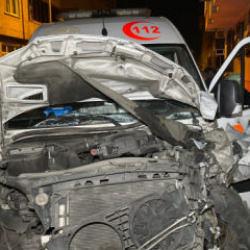 Hasta taşıyan ambulans ile otomobil &ccedil;arpıştı: 3 yaralı