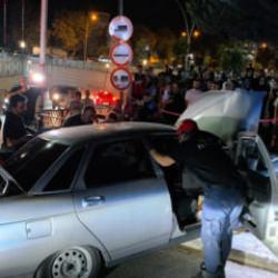İneg&ouml;l'de kontrolden &ccedil;ıkan otomobil beton direğe saplandı: S&uuml;r&uuml;c&uuml; ara&ccedil;ta sıkıştı