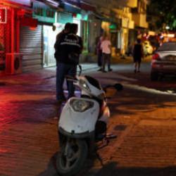 İzmir'de sokak ortasında silahlı &ccedil;atışma: 5 yaralı