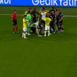 Korkutan sakatlık! Kafasına darbe alan Kerem Akt&uuml;rkoğlu hastaneye kaldırıldı