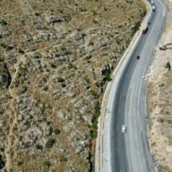 Karayolları şaşkına d&ouml;nd&uuml;! Arabaları mor renge boyayan yol i&ccedil;in &ccedil;&ouml;z&uuml;m bulundu