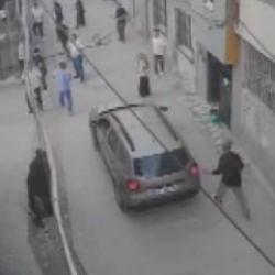 Kavgada otomobilini kalabalığın &uuml;zerine s&uuml;rd&uuml;: 1&rsquo;i ağır 4 yaralı