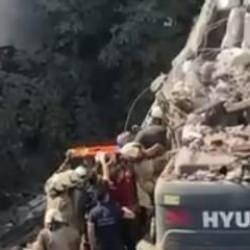 K&uuml;&ccedil;&uuml;k&ccedil;ekmece'de korkutan anlar: Yıkılan bina iş makinesinin &uuml;zerine &ccedil;&ouml;kt&uuml;