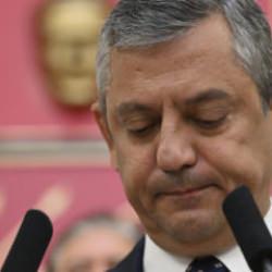 Menderes'ten sonra &Ouml;zg&uuml;r &Ouml;zel'e bir şok daha! Yeni Parti'den ilk istifa geldi