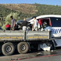 Peş peşe feci kazalar: 4 &ouml;l&uuml;, 35 yaralı 