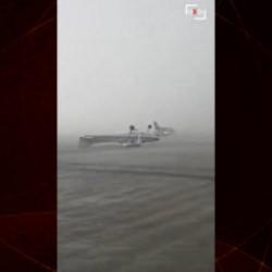 İtalya'da fırtına dehşeti: Park halindeki dev u&ccedil;akları metrelerce b&ouml;yle s&uuml;r&uuml;kledi!