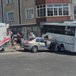 Rampadan inen halk otob&uuml;s&uuml; otomobille &ccedil;arpıştı! 7 kişi yaralandı