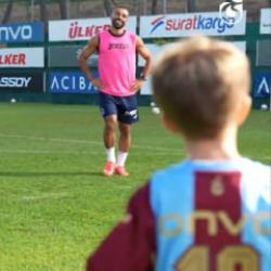 Salah'ı g&ouml;rmek i&ccedil;in İngiltere'den geldi: Minik Isaac'in hayali ger&ccedil;ek oldu