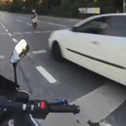 Sarıyer'de otomobilin kadına &ccedil;arptığı feci anlar kask kamerasında