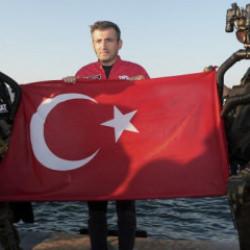 Sel&ccedil;uk Bayraktar, SAT ve SAS komandolarıyla bir araya geldi