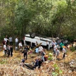 Sivas'ta yolcu minib&uuml;s&uuml; devrildi: 4 &ouml;l&uuml;, 10 yaralı