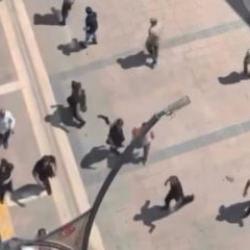 Sokak savaş alanına d&ouml;nd&uuml;: Mardin&rsquo;de tekmeli ve yumruklu bor&ccedil; kavgası kamerada