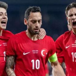 Taraftarları yağmur &ccedil;amur demeden stadyumları dolduruyor! T&uuml;rkiye zirvede yerini aldı