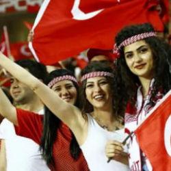 Taraftarları yağmur &ccedil;amur demeden stadyumları dolduruyor! T&uuml;rkiye zirvede yerini aldı
