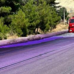 Afyonkarahisar'da ara&ccedil;ların mora boyandığı yolun havadan g&ouml;r&uuml;nt&uuml;s&uuml; 