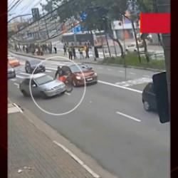 &Ouml;fkeli s&uuml;r&uuml;c&uuml; aynasına vuran bisikletliye dehşeti yaşattı