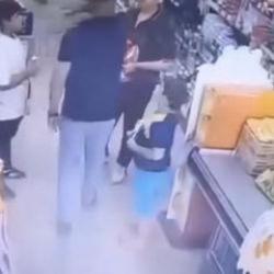Markette paketleri yırtan &ccedil;ocuğu uyardığı i&ccedil;in darbedildi