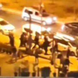 Yol ortasında meydan dayağı: Yerde yatan genci dakikalarca darbettiler