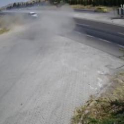 Yola fırlayan par&ccedil;a felaketi getirdi: 2 otomobil &ccedil;arpıştı, 2 &ouml;l&uuml;