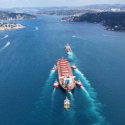 3 futbol sahası b&uuml;y&uuml;kl&uuml;ğ&uuml;ndeki gemi İstanbul Boğazı'nı kilitledi