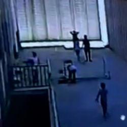 4 yaşındaki &ccedil;ocuğun &uuml;zerine devrildi! Aile okuldan şikayet&ccedil;i oldu