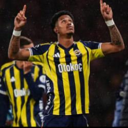 Fenerbah&ccedil;e'den ayrılan Jayden Osterwolde, giderken topu y&ouml;netime attı