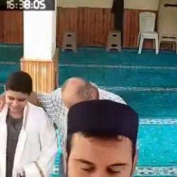 Şortla namaza gelen &ccedil;ocuğa c&uuml;bbesini veren imamın davranışı takdir topladı