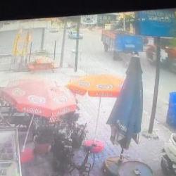 Adana'da trakt&ouml;rden ayrılan r&ouml;mork 2 kişiye &ccedil;arptı; kaza anı kamerada