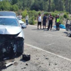 Antalya'da otomobiller &ccedil;arpıştı: 1 &ouml;l&uuml;, 3 yaralı